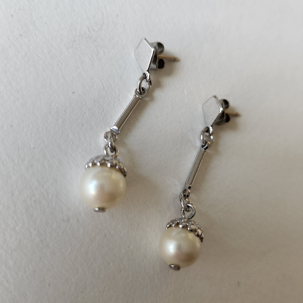 Pearl drop earrings